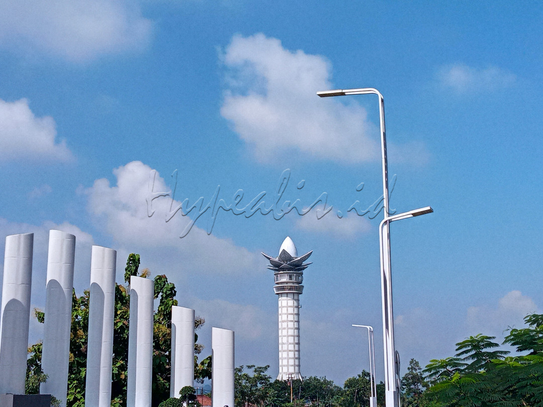 <div style="text-align: justify;">Dari kejauhan menara yang memiliki tinggi menjulang itu disebut menara pandang teratai. Bentuk ujungnya yang mirip bunga teratai membuatnya disebut demikian oleh orang-orang. Keindahanya pun jangan diragukan lagi, pada siang hari menara yang terletak di kota Purwokerto tersebut nampak sangat indah dengan nuansa putihnya, terlebih ketika merasakan sensasi memandang indahnya kota Purwokerto di atas menara yang memiliki tinggi 117 meter ini. Makin lebih menarik lagi jika berkunjung ke tempat ini pada malam hari, kemerlap warna-warni lampu di malam hari akan menambah kesan ceria dan cocok untuk menjadi spot foto yang tentunya sangat instagramable.</div>