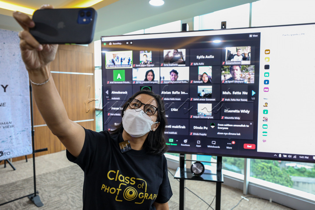 Acara ini digelar secara online dan offline yang diikuti oleh 30 peserta offline dan 141 peserta online melalui platform Zoom. Diharapkan melalui acara ini dapat berbagi ilmu dan pengalaman tentang dunia fotografi. 