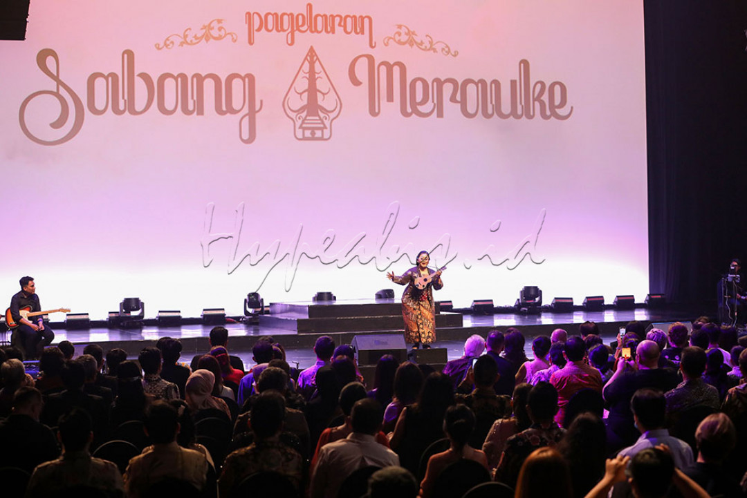 Penyanyi keroncong Endah Laras tampil dalam Pagelaran Sabang-Merauke di Djakarta Theater, Jakarta, Jumat (3/6/2022) malam. Penampilan seniman yang bertajuk 'Pagelaran Sabang Merauke Premiere with Live Performance' tersebut menampilkan karya kolaboratif dengan 21 lagu daerah dan satu lagu nasional yang dirangkai melibatkan lima penyanyi nasional, 46 musisi tradisional dan modern serta 135 penari profesional berpadu lewat harmonisasi antara musik etnik, lagu daerah, hingga tarian tradisional dengan busana adat.