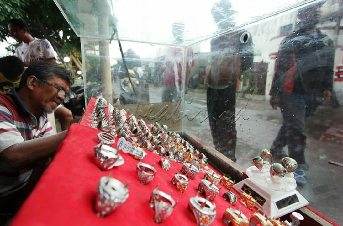 Batu Bacan sendiri berasal dari daerah Maluku Utara. Nama bacan diambil dari nama pulau tempat di mana batu tersebut diperjualbelikan yaitu pulau Bacan yang terletak di Kabupaten Halmahera Selatan, Provinsi Maluku Utara.