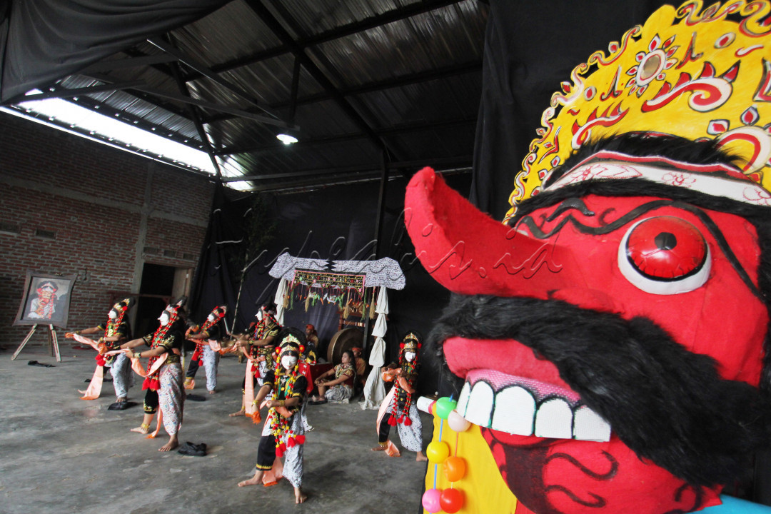 Awal mulanya, pertunjukan tari topeng hanya dilakukan di lingkungan keraton saja. Namun seiring berkembangnya waktu, tarian tersebut juga digelar untuk masyarakat umum sebagai sarana hiburan.