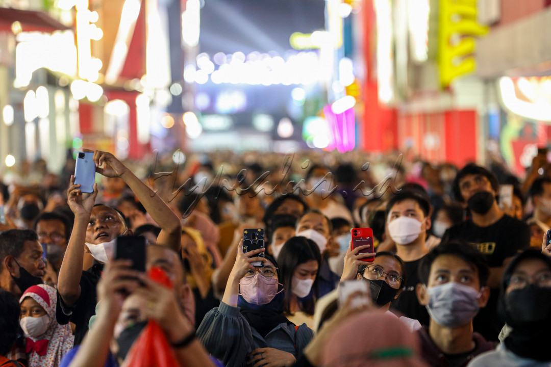 Awalnya PRJ disebut DF yang merupakan singkatan dari Djakarta Fair (Ejaan Lama). Lambat laun ejaan tersebut berubah menjadi Jakarta Fair yang kemudian lebih popular dengan sebutan Pekan Raya Jakarta.<br />
<br />
