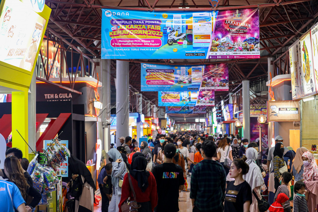 Penyelenggaraan PRJ atau Jakarta Fair ini, dari tahun ke tahun mulai mengalami perkembangan pengunjung dan pesertanya terus bertambah. Dari sekadar pasar malam, “bermutasi” menjadi ajang pameran Modern yang menampilkan berbagai produk.
