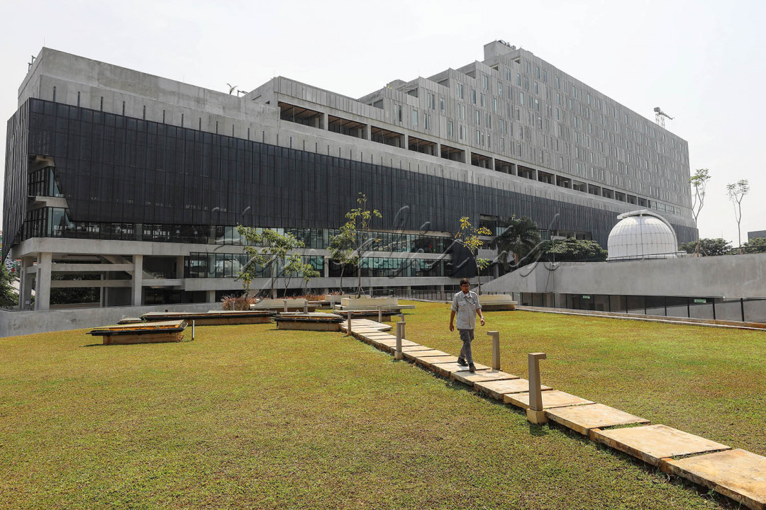 Pegawai beraktivitas di area gedung panjang kawasan Proyek revitalisasi pusat kesenian Jakarta Taman Ismail Marzuki (TIM) Tahap I di Jakarta.<br />
