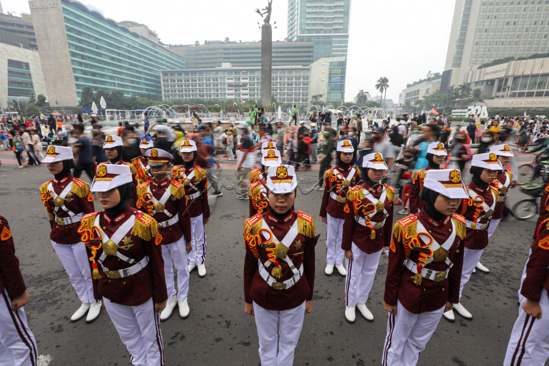 Beberapa bocah membentuk formasi di area Bundaran Hotel Indonesia, ketika berlangsungnya Hari Bebas Kendaraan Bermotor atau Car Free Day (CFD).