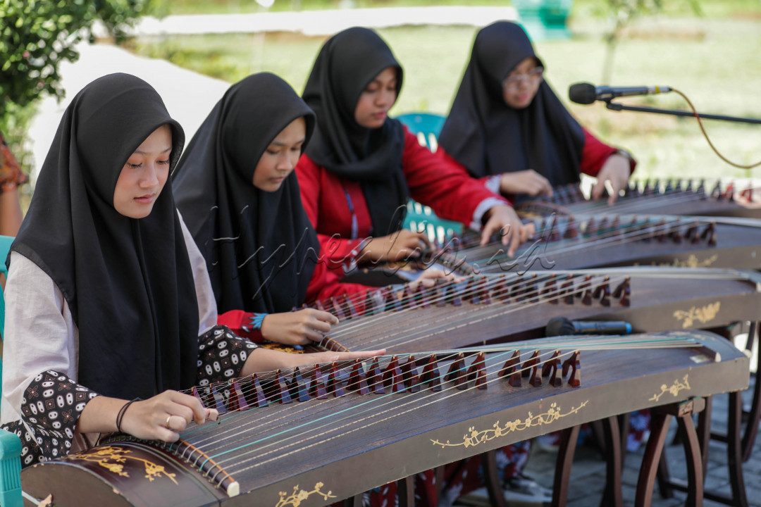 Guzheng atau kecapi China merupakan salah satu alat musik tradisional China yang paling populer.