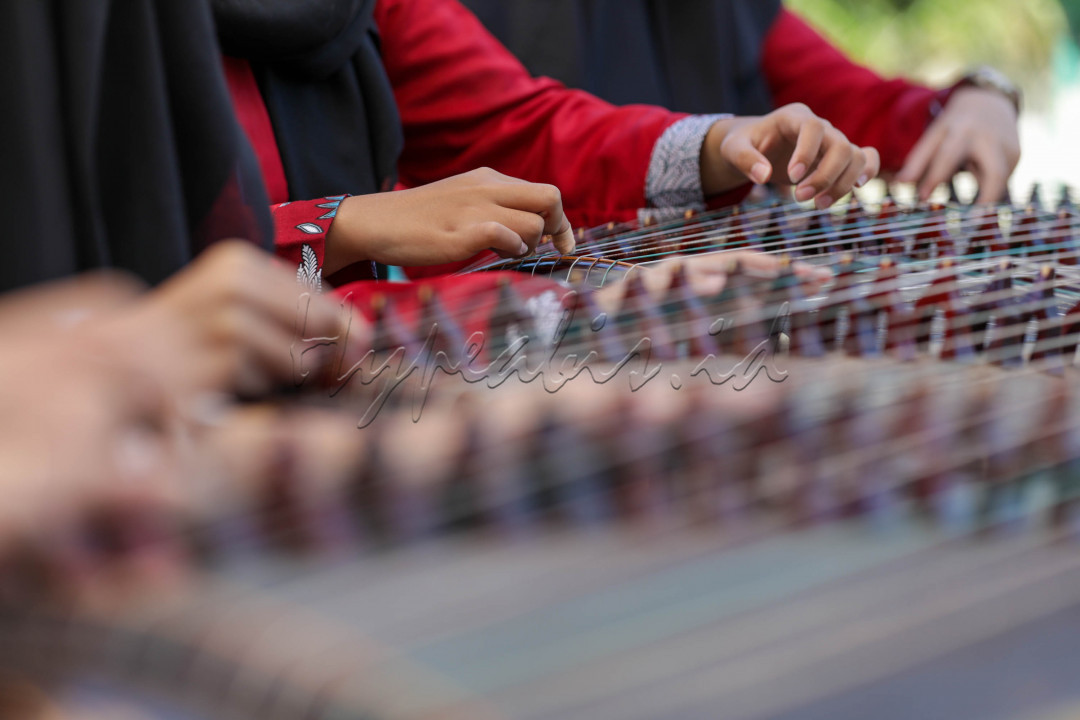 Di tengah senar tersebut ditempatkan pengganjal yang dapat digeser untuk menaikan atau menurunkan frekuensi nada. 