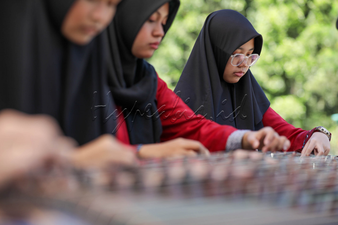 Senar-senar tersebut di setel pada nada pentatonis China yang terdiri dari nada: do, re, mi, sol dan la.