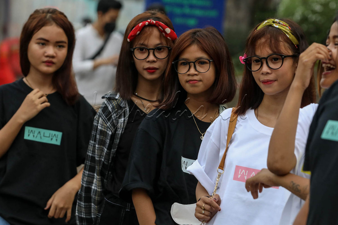 Penampilan mereka yang terbilang unik menjadikan jagat media sosial ramai menginformasikannya serta berdiskusi mengenai keberadaannya.