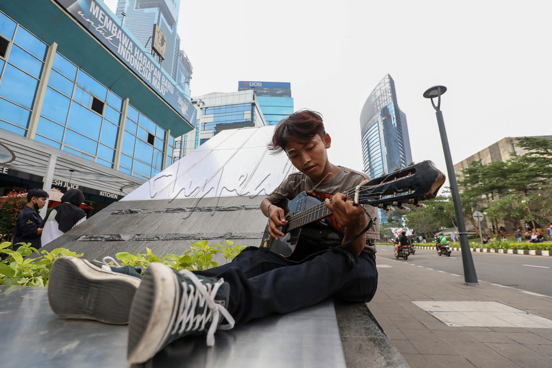 Melihat fenomena berkumpulnya remaja di area Sudirman, Gubernur DKI Jakarta, Anies Baswedan menanggapi dengan santai fenomena ini sebagai ruang ketiga menjadi ruang yang menyetarakan.