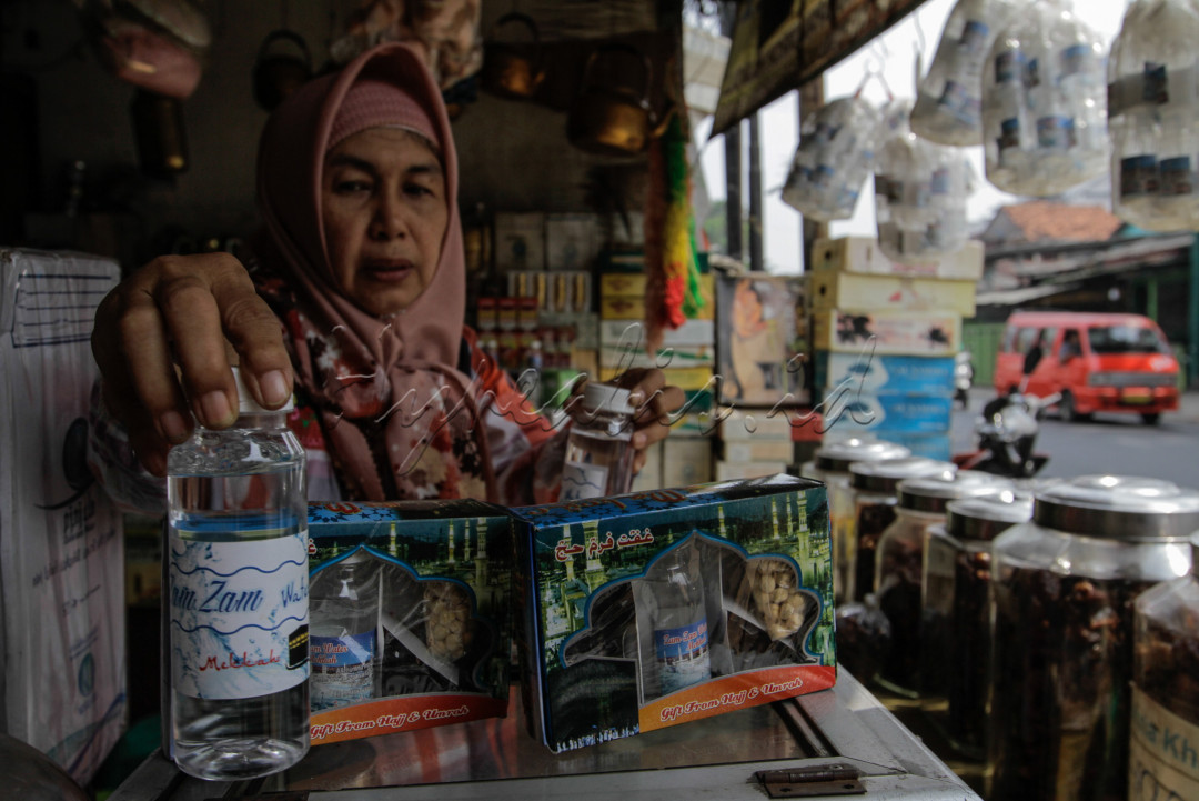 Setelah pemerintah Arab Saudi membuka kembali Ibadah Haji pasca dua tahun ditutup, pedagang pernak pernik dan oleh-oleh haji kembali bergairah. <br />
<br />
