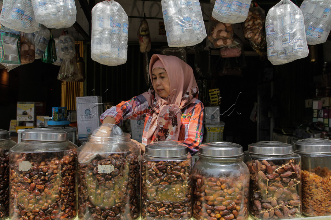Pedagang menata kurma di toko oleh-oleh haji di kawasan Pondok Gede, Jakarta. <br />
<br />
<br />
