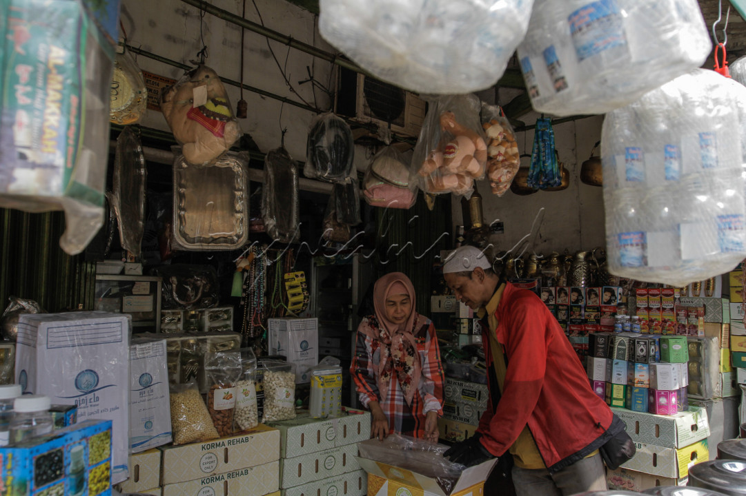 Seperti terlihat di toko oleh-oleh haji yang berlokasi di depan Asrama Haji Pondok Gede, pedagang mulai menyusun berbagai makanan dan pernak pernik haji, seperti kurma, air zam zam, kacang arab, hingga perlengkapan salat.