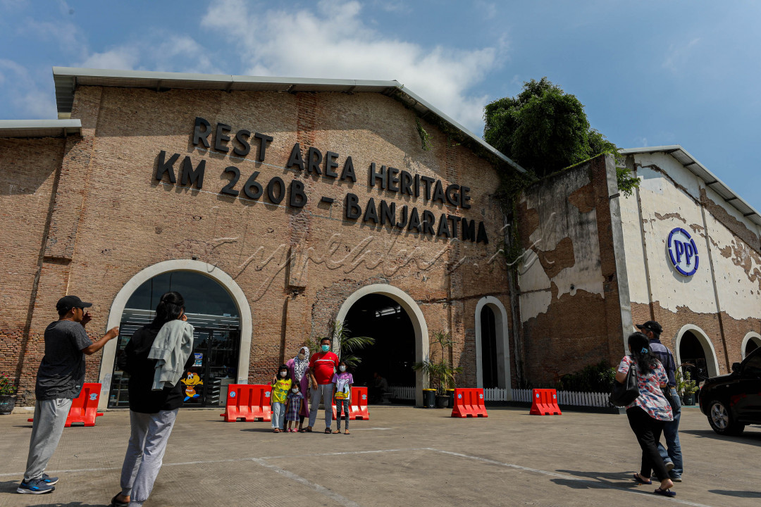 Rest Area KM 260B Heritage Banjaratma yang berlokasi jalan tol Pejagan-Pemalang, Brebes, Jawa Tengah menjadi tempat favorit para pengguna jalan yang melintas. 