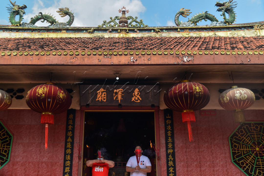 Lokasi vihara yang terletak di kawasan padat penduduk dan menjadi pusat ekonomi tak mengganggu kekhusyukan peribadatan. 
