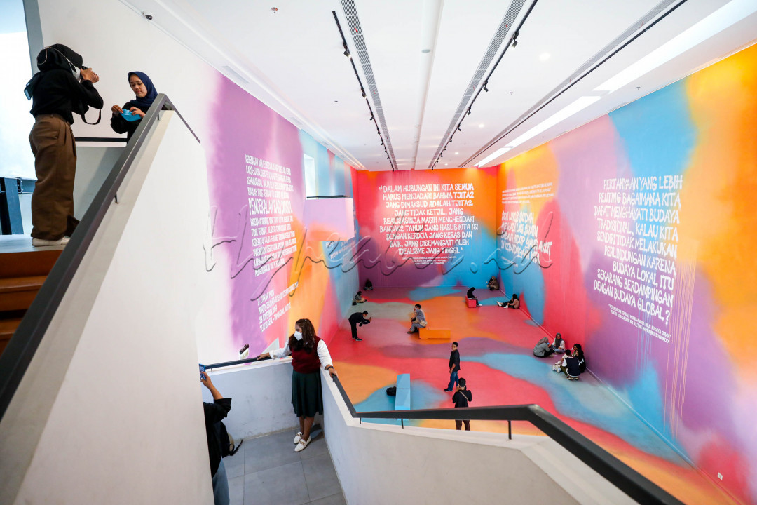 Tembok yang dicat warna warni langsung menyambut para pengunjung. Pasalnya saat ini Mahavisual tengah menggelar pameran bertajuk “Transcendence” untuk menampilkan karya seni mural berupa kutipan dari tokoh masyarakat yang mempelopori berdirinya Taman Ismail Marzuki (TIM).