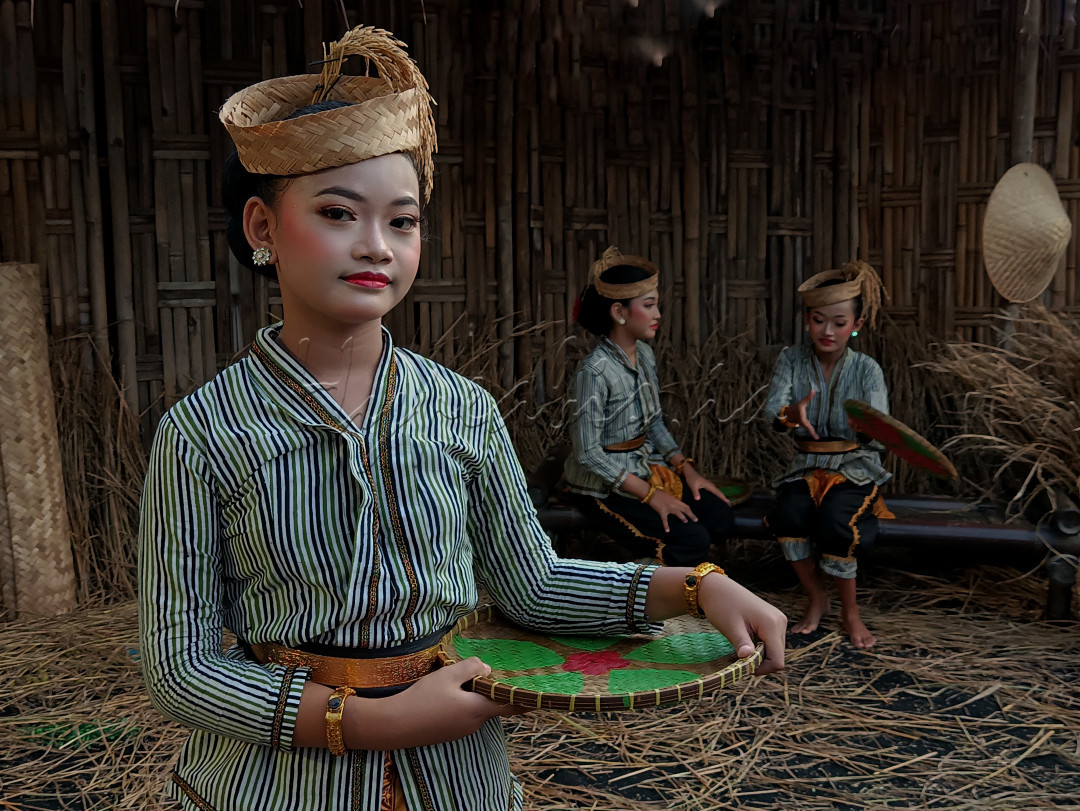 Secara umum pekerjaan menampi beras dikerjakan oleh kaum hawa. <br />
Alat untuk menampi terbuat dari rajutan bambu atau rotan, namun bisa juga menggunakan alat lain, seperti talam atau piring besar.<br />
Ada pesan moral yang tersimpan dalam pekerjaan Menampi dan hal ini tidak semua orang tahu dan paham. Sama halnya dengan kehidupan manusia, saat digoncang permasalahan kehidupan mereka akan berkumpul dan mencari teman sesama.