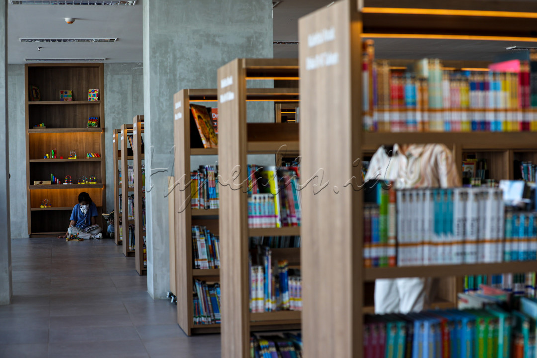Dengan wajah baru, perpustakaan ini kini tak lagi hanya sekedar tempat membaca buku. Tampilan arsitekturnya yang memukau membuat banyak orang rela antri untuk merasakannya, baik hanya sekedar berfoto lalu menguploadnya disosial media atau pun yang mereka yang memang menikmati koleksi buku-buku di sini. 
