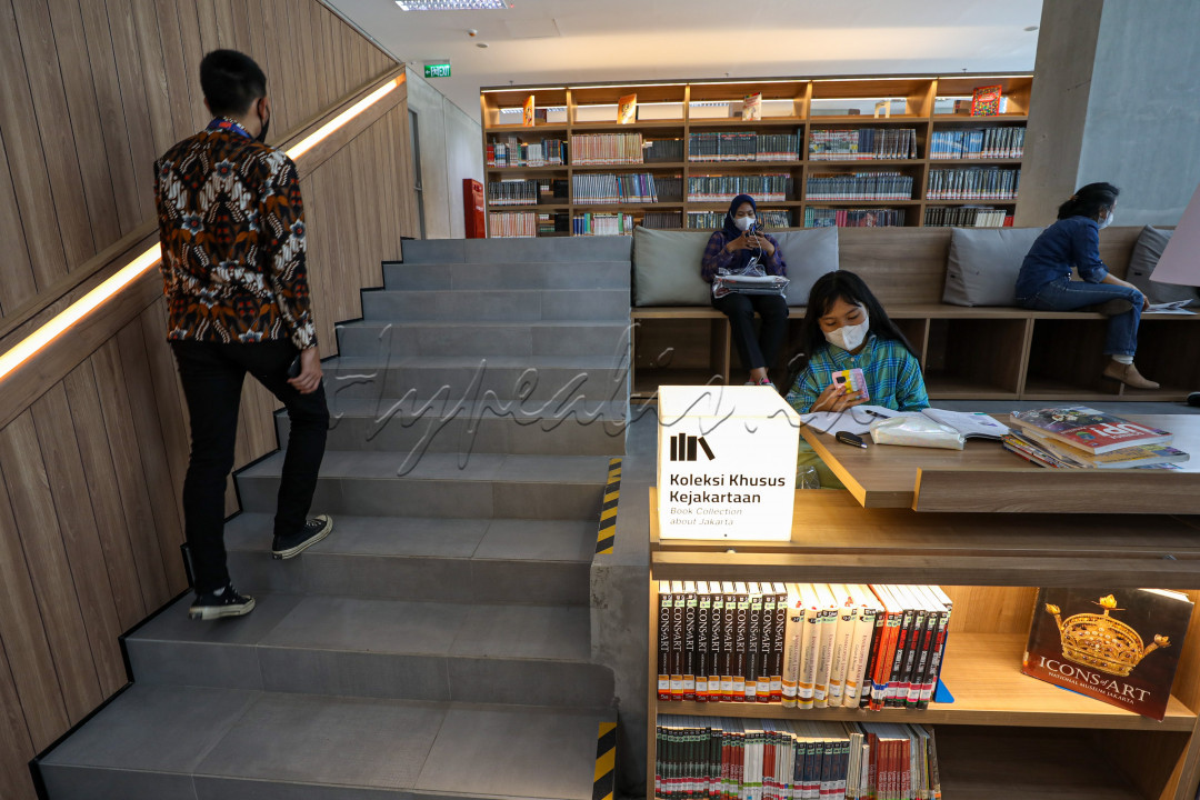 Namun untuk bisa merasakan wajah baru perpustakaan pengunjung harus mendafyar secara online terlebih dahulu. Karwna jumlah pengunjung masih dibatasi 300 orang persesinya 