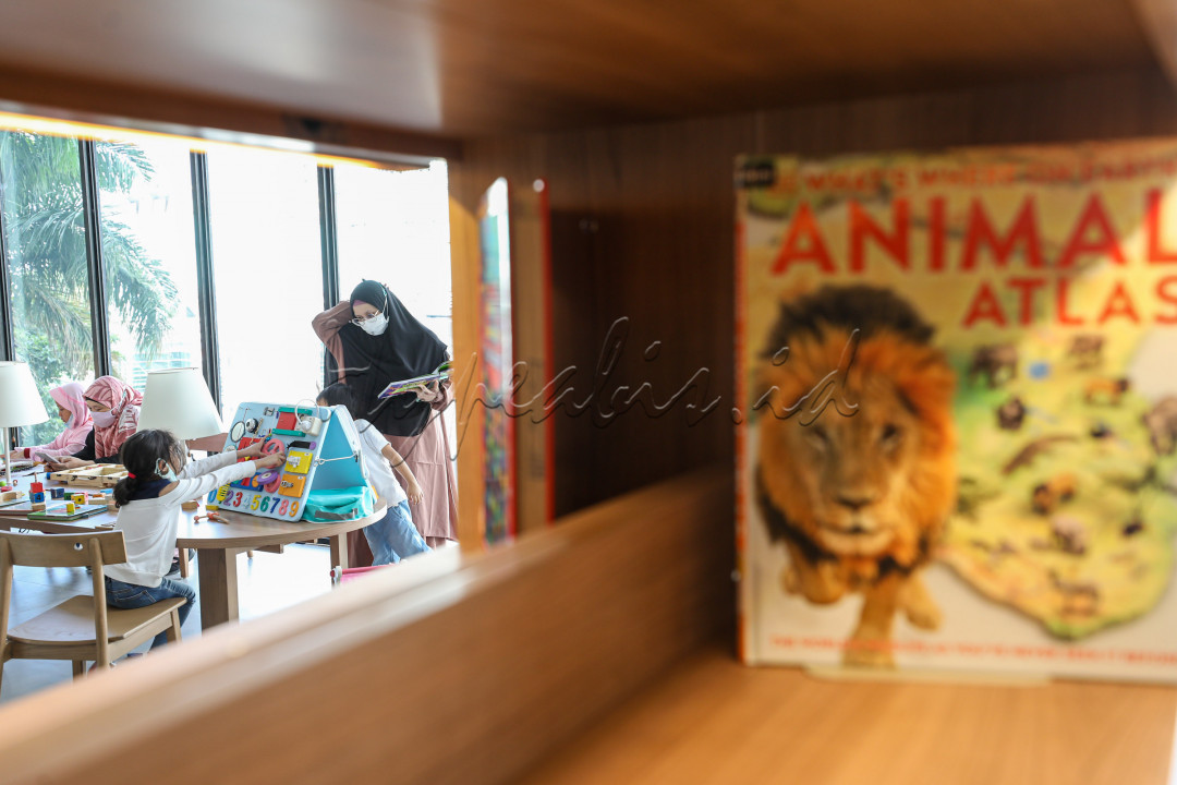 Selain menyediakan koleksi buku, diperpustakaan TIM juga tersedia ruang bermain indoor maupun outdoor. Ruang bermain indoor diperuntukan bagi anak balita. 