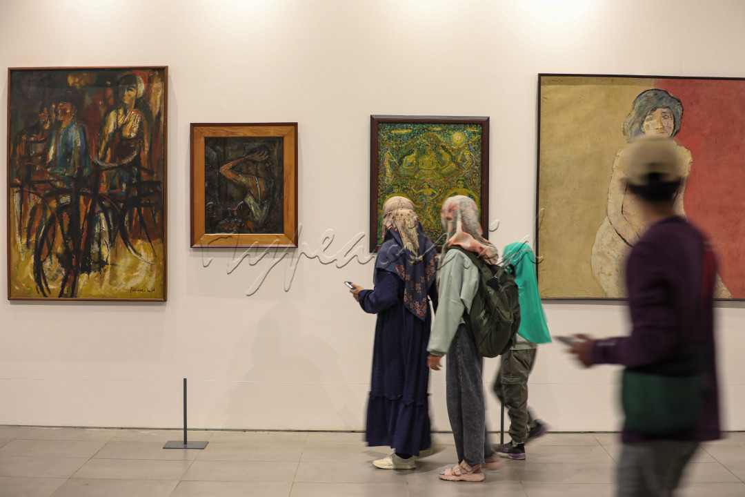 Akar seni lukis di Indonesia adalah kebudayaan Austronesia yang datang sekitar 5.000 abad yang lalu. Bukti-bukti peninggalan seni rupa bangsa Austronesia tersebut dapat dilihat dari keberadaan lukisan gua yang ditemukan di beberapa situs di Papua, bagian barat Danau Sentani, Sulawesi Selatan, dan Maluku. Sedangkan seni lukis modern dimulai dengan masuknya penjajahan Belanda di Indonesia. 