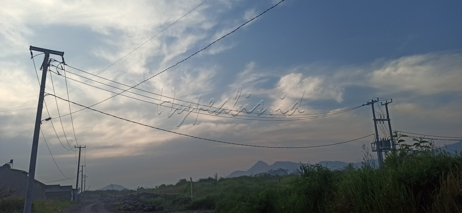 Berikut adalah foto langit pagi yang sejuk nan asri disuatu perumahan extension yang diambil ketika akan berangkat kerja.