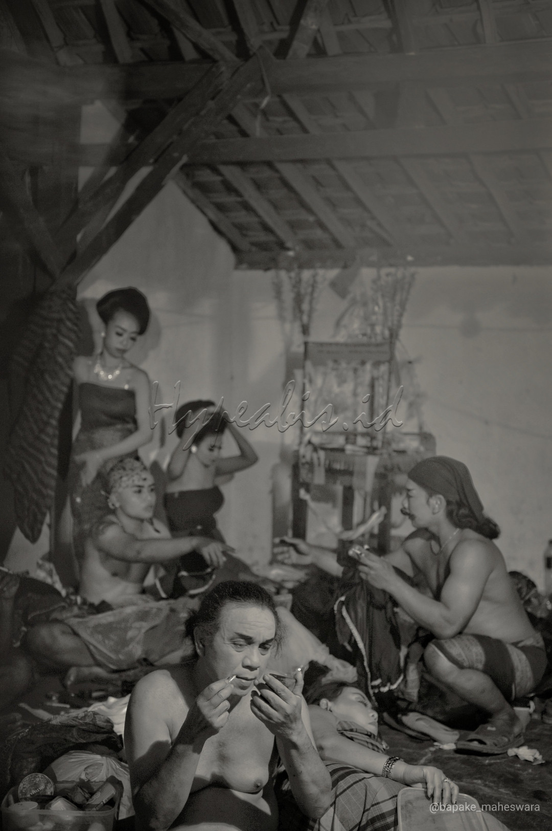 Keluarga wayang orang yang sedang dandan atau persiapan akan tampil di suatu lokasi jawa tengah Lasem
