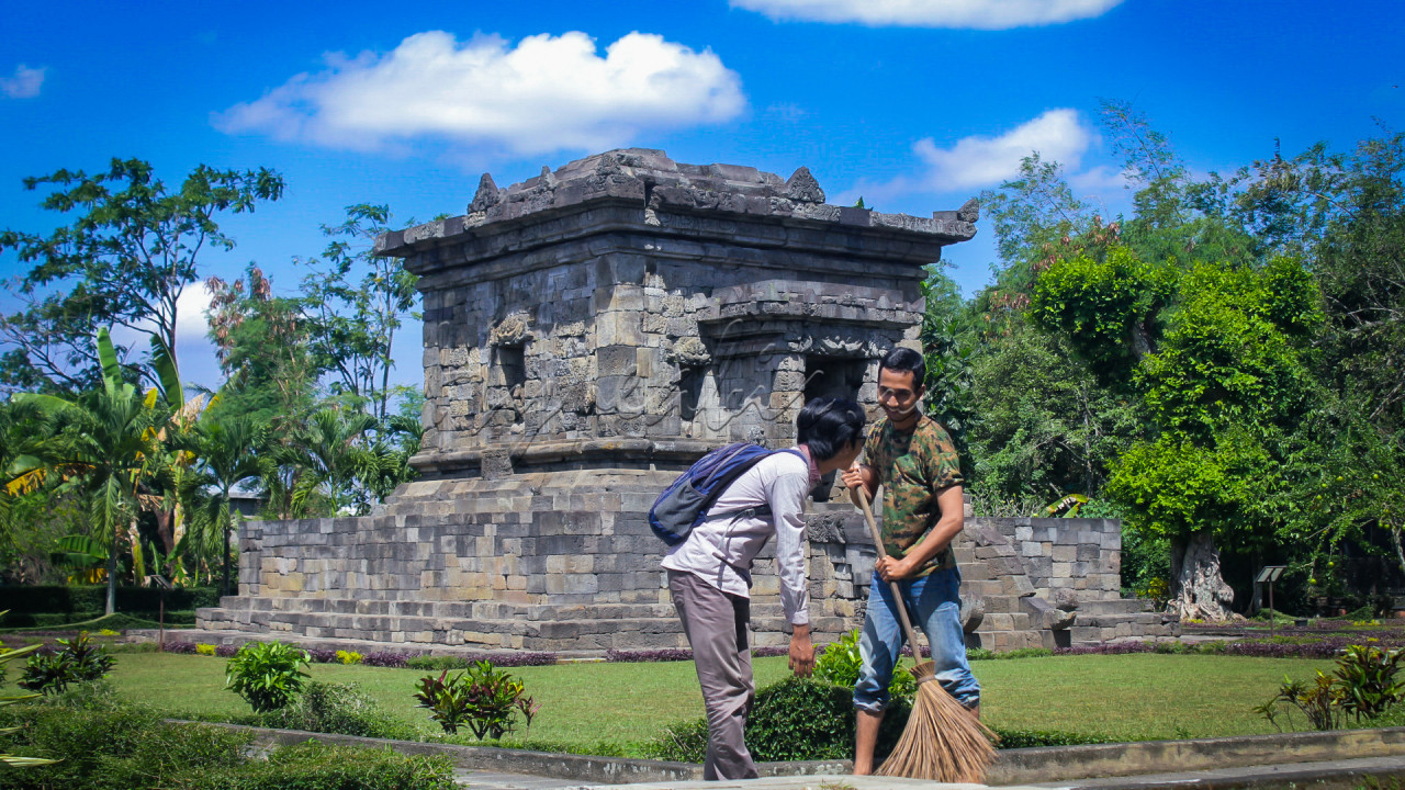 Pada foto ini mengambarkan <strong>adab</strong> dan <strong>tata krama.</strong><br />
<br />
<strong>Mahasiswa</strong> (orang berkacamata dan beransel) lewat di depan <strong>seorang penduduk asli</strong> yang sedang menyapu di jalan, Mahasiswa tersebut menegur dengan senyuman, untuk meciptakan suasana kehangatan.