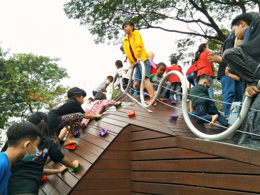 Keberhasilan seorang anak mencapai puncak permainan seluncuran, menjadi semangat dan dorongan anak-anak lainnya untuk terus berusaha. Jakarta, Rabu (26/05/22).