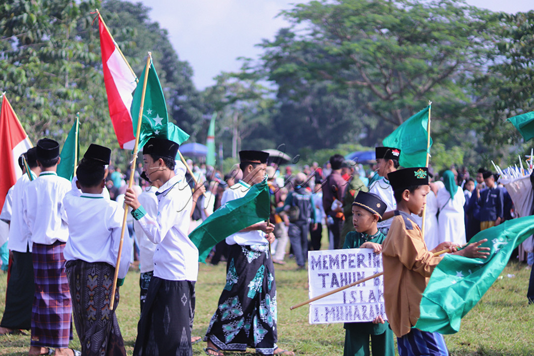 Momen ketika 1 muharam yang cinta akan indonesia dari umat muslim dengan membawa bendera merah putih dan bendera NU