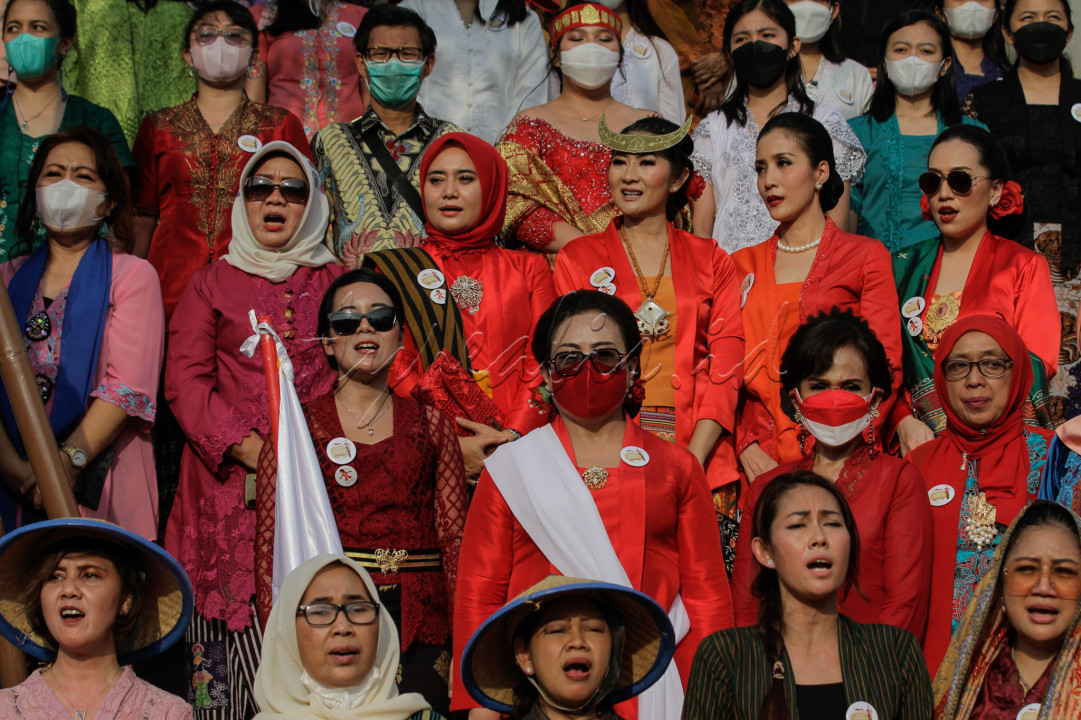 Sejumlah wanita mengenakan kebaya mengikuti Parade Kebaya Nusantara di Jakarta
