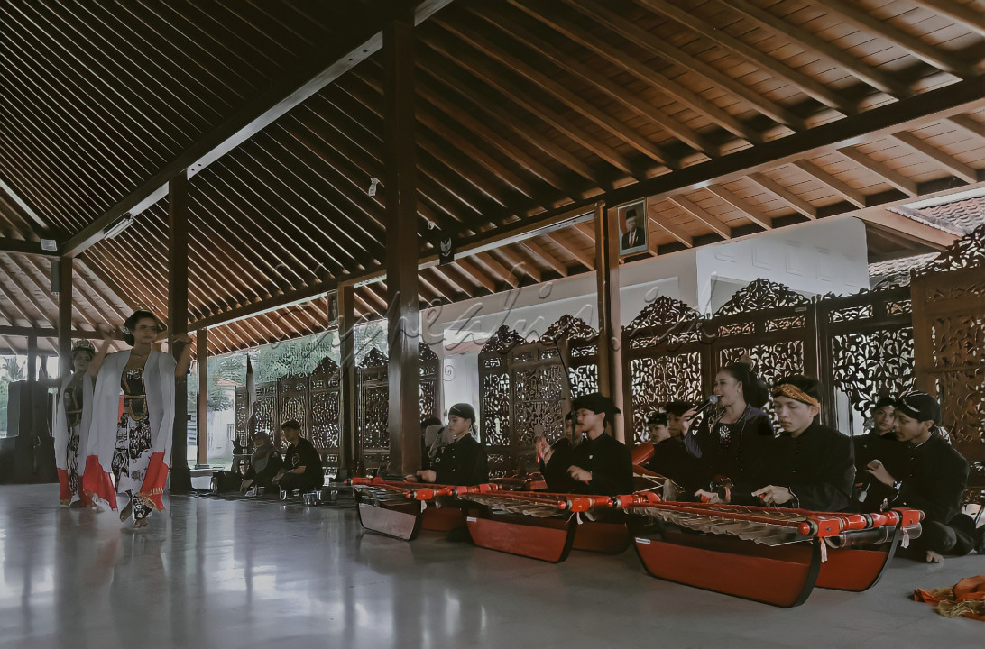 "Lengger Lanang" merupakan budaya asli Kabupaten Banyumas yang sudah mendunia tetapi masih terus diperjuangkan kelestariannya. Lengger berasal dari bahasa jawa <em>"Leng" </em>yang berarti lubang dan<em> "Ger" </em>yang berarti jengger. Maksudnya yakni dikira perempuan ternyata laki-laki. Hal ini dikarenakan pada umumnya tarian lengger dibawakan oleh beberapa orang laki-laki yang berdandan dan menari layaknya seorang penari perempuan. Dengan mengikuti lomba ini, saya harap tarian "Lengger Lanang" asli Banyumas dapat lebih dikenal luas oleh masyarakat umum dan semakin banyak masyarakat yang ingin bersama-sama melestarikannya. 