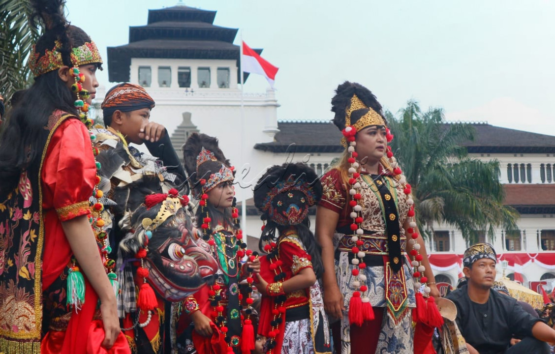 Aerli Rasinah, Penari Topeng asal Indramayu ikut memeriahkan festival kuliner, kreativitas, dan budaya Jawa Barat acara hari jadi ke-77 Jawa Barat di Selasar Gedung Sate, Bandung. 