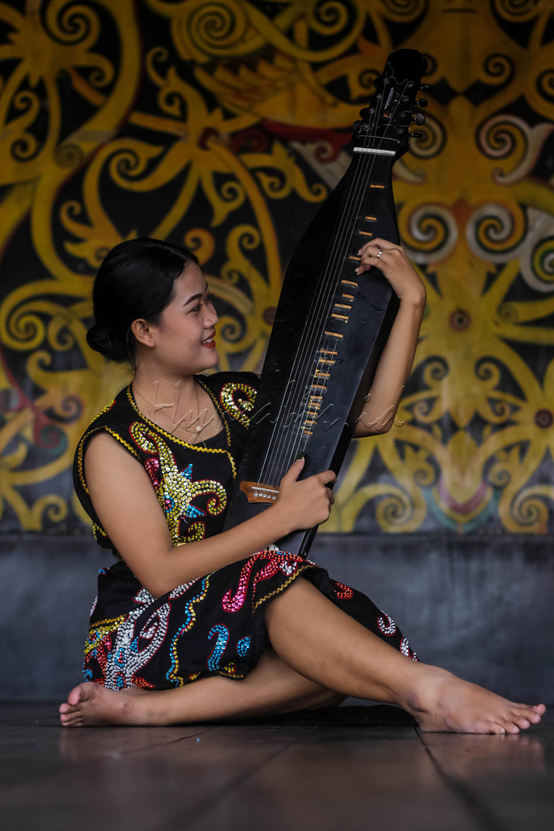 sape kalimantan barat adalah alat musik kesenian tradisional masyarakat suku dayak kayaan di wilayah sungai kapuas hulu yang digunakan sebagai salah satu sarana hiburan bagi masyarakat dayak. sape merupakan alat musik petik yang mana bentuknya berbadan lebar, bertangkai kecil, panjangnya sekitar satu meter, memiliki dua senar/tali dari bahan plastik. sape jenis ini memiliki empat tangga nada. sape juga digunakan sebagai sarana pengiring tarian serta pendukung dari upacara ritual adat suku dayak lainnya. sape artinya tiga sesuai dengan jumlah dawai yakni hanya tiga buah.<br />
