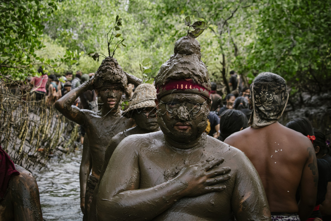 Satu lagi tradisi unik yang ada di wilayah Kedonganan, Jimbaran, Badung. Namanya Tradisi Mebuug Buugan yang berlangsung saat Ngembak Geni atau sehari setelah Nyepi. Mebuug Buungan atau Mandi Lumpur adalah permainan rakyat yang menggunakan lumpur sebagai alat bermainnya. Tujuan dari Mabuug Buugan adalah memohon anugerah kepada Ida Sanghyang Widhi Wasa atau Tuhan Yang Maha Esa untuk keselamatan dan kesejahteraan. Tradisi ini berlangsung di hutan Mangrove di desa setempat.<br />
Setelah mereka saling melempari lumpur, mereka berbondong-bondong menuju Pantai Pemelisan. Disanalah mereka akan membersihkan diri dari lumuran lumpur yang ada di sekujur tubuhnya.<br />
