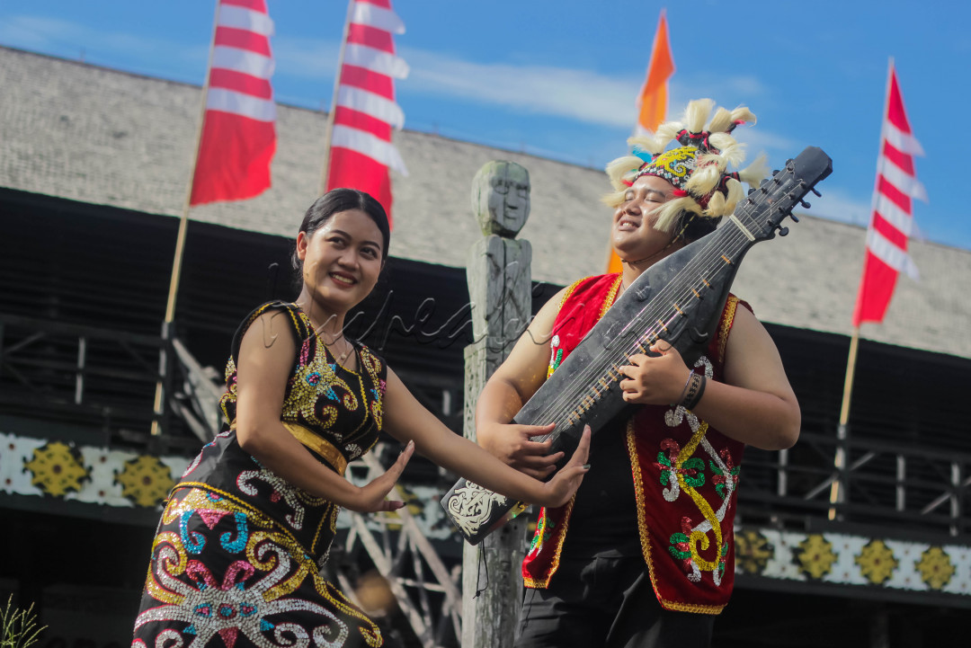 Sape’ dalam bahasa lokal Suku Dayak berarti “memetik dengan jari”. Nama Sape' sendiri merupakan penyebutan dari Dayak Kenayan dan juga Dayak Kenyah. Sementara bagian suku dayak lain ada yang menyebutnya Sampe', Sempe, Kecapai. Pada awalnya sapek mempunyai dua dawai seperti sapek habae yang pernah ada di daerah hulu sungai Mahakam atau sambe dalam tradisi Suku Kenyah di Apokayan. Kemudian berkembang menjadi tiga dawai, bahkan belakangan ini justru ada yang menggunakan empat sampai lima dawai. Sape’ merupakan alat musik yang berfungsi untuk menyatakan sebuah perasaan; riang gembira, rasa sayang, kerinduan, bahkan rasa duka nestapa. Dahulu, ternyata memainkan alat musik Sape’ memiliki makna yang berbeda. Pada siang hari; menghasilkan irama yang menyatakan perasaan gembira dan suka-ria. Sedangkan pada malam hari; akan menghasilkan irama yang bernada sendu, syahdu, atau sedih. Dalam kehidupan sehari-hari Suku Dayak, Sape’ juga digunakan sebagai sarana untuk menyampaikan maksud-maksud serta puja-puji kepada yang berkuasa; baik itu roh-roh maupun manusia biasa yang berkuasa. Selain itu, Sape’ juga digunakan untuk mengiringi berbagai macam tarian Suku Dayak.<br />
<br />
