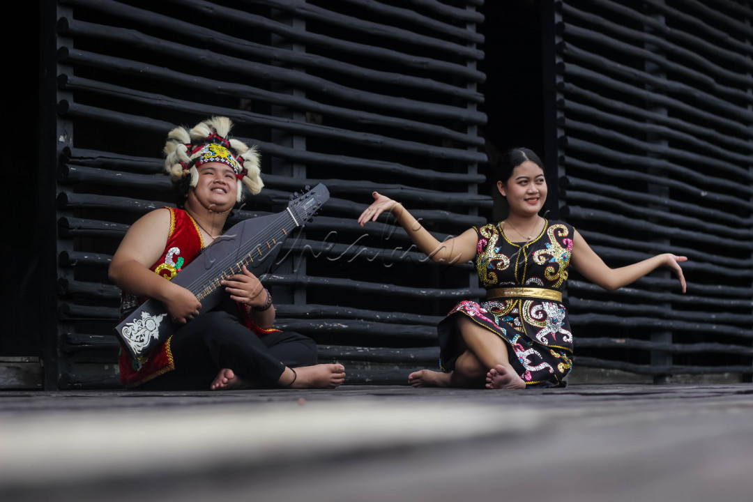 Seperti yang sudah diketahui Suku Dayak adalah penghuni asli pedalaman Borneo yang mendiami Pulau Kalimantan. Sape’ merupakan alat musik yang berfungsi untuk menyatakan sebuah perasaan; riang gembira, rasa sayang, kerinduan, bahkan rasa duka nestapa. Dahulu, ternyata memainkan alat musik Sape’ memiliki makna yang berbeda. Pada siang hari; menghasilkan irama yang menyatakan perasaan gembira dan suka-ria. Sedangkan pada malam hari; akan menghasilkan irama yang bernada sendu, syahdu, atau sedih. Dalam kehidupan sehari-hari Suku Dayak, Sape’ juga digunakan sebagai sarana untuk menyampaikan maksud-maksud serta puja-puji kepada yang berkuasa; baik itu roh-roh maupun manusia biasa yang berkuasa. Selain itu, Sape’ juga digunakan untuk mengiringi berbagai macam tarian Suku Dayak.<br />
