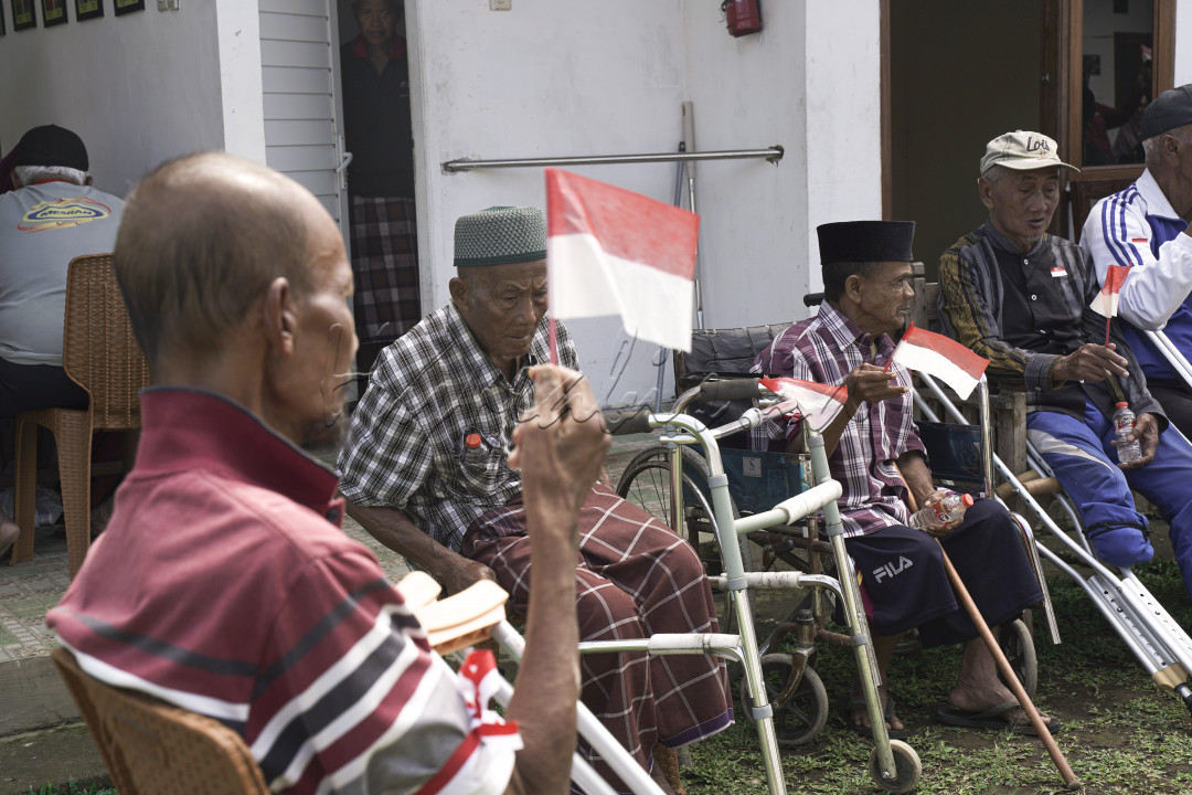 Keterbatasan tak membelengu semangat juang kemerdekaan, walapun di atas kursi roda, usia lagi tak muda, berjalanpun harus terseok-seok dengan alat bantunya kemerdekaan harus tetap bergelora dalam jiwa dan raga.<br />
<br />
17 Agustus 2022 - Griya lansia, Kab. Malang<br />
Take pict w/ A7III