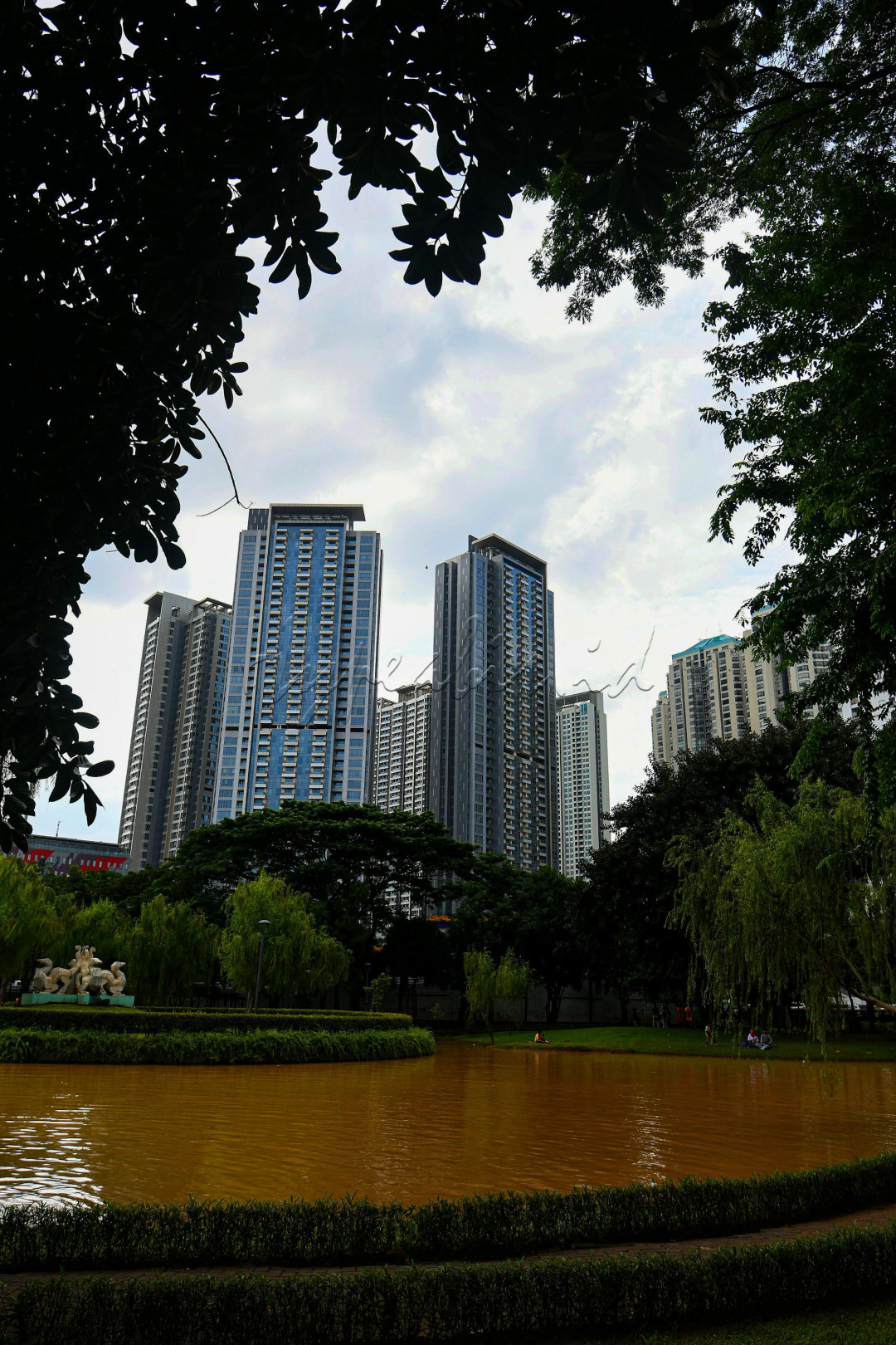 Taman kota inilah yang menjadi oase ditengah kota Jakarta. Selain sebagai areal hijau untuk paru-paru kota. Taman juga digunakan sebagaian warga untuk berekreasi. 