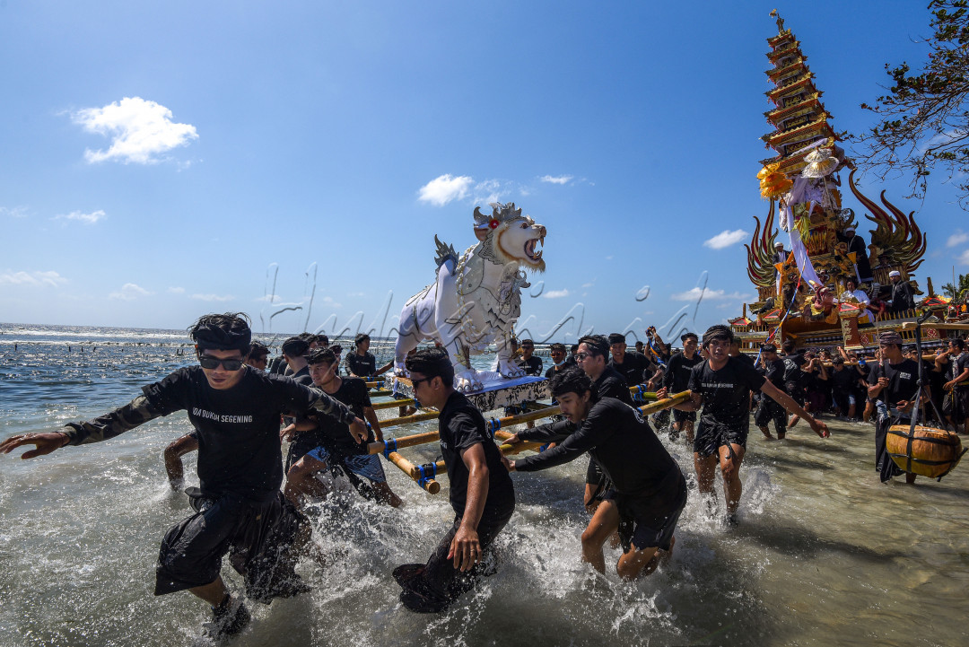 Tradisi Ngaben di Nusa Penida sangat lah unik lain halnya dengan ngaben-ngaben biasanya ngaben ini harus melewati pantai. Dengan jarak tempuh 400 meter hingga sampai ke kuburan yang berada di pesisir pantai. antusias warga bergotong royong menggotong bale dan suara gamelan khas Bali Baleganjur dan tabuh angklung Bali mengiringi proses arakan. Sanak keluarga serta warga turut menghantarkan jenazah menuju ke tempat yang abadi.