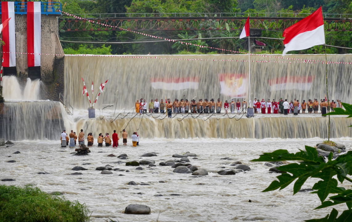 Upacara bendera di kali unda klungkung bali. <br />
Keindahan alam dan merah putihku<br />
Indonesia memiliki sejuta tempat terindah, salah satunya adalah Pulau Bali. Tempat ini menjadi tujuan banyak orang untuk menikmati setiap sudut yang terdapat di Kota dengan julukan Pulau Dewata ini.<br />
Keindahan Bali memang tiada duanya, Berbagai keindahan alam dari tatapan mata, dan pemandangan luas yang begitu mempesona membuat semangat kemerdekaan semakin membara bersama sang merah putih.