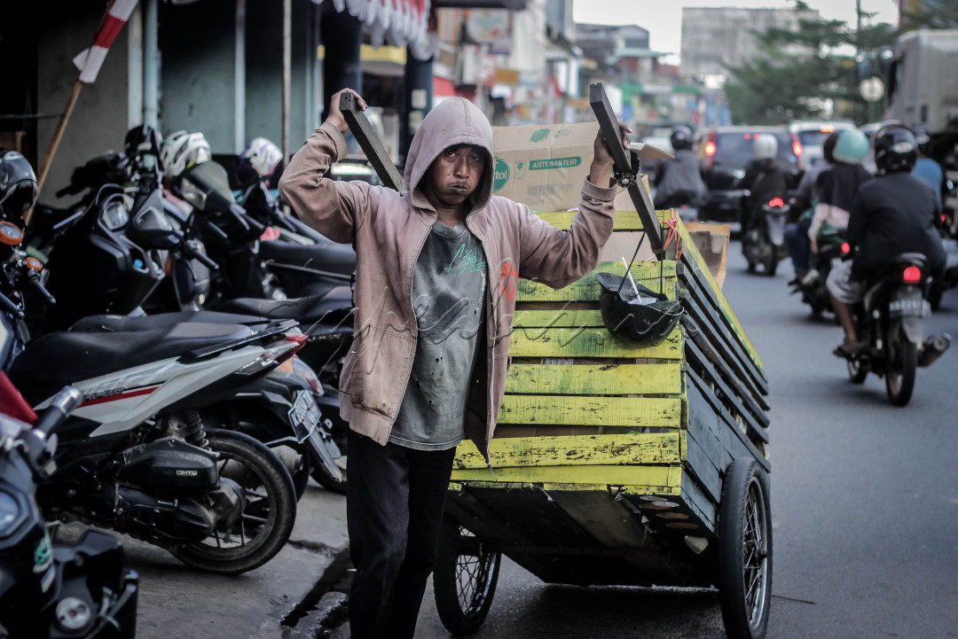 <div style="text-align: justify;">Gerobak itu persegi panjang, dengan sisi mulai berkarat, kusam, penuh debu. Gerobak itu adalah uang dan bagaikan surga mereka dengan tubuh menyusut, seakan kaki itu tak kuasa menahan gravitasi bumi dan seakan jiwa itu terasa melayang entah kemana. plastik bekas, karung bekas penuh tambalan, Semua itu teman hidup mereka.</div>