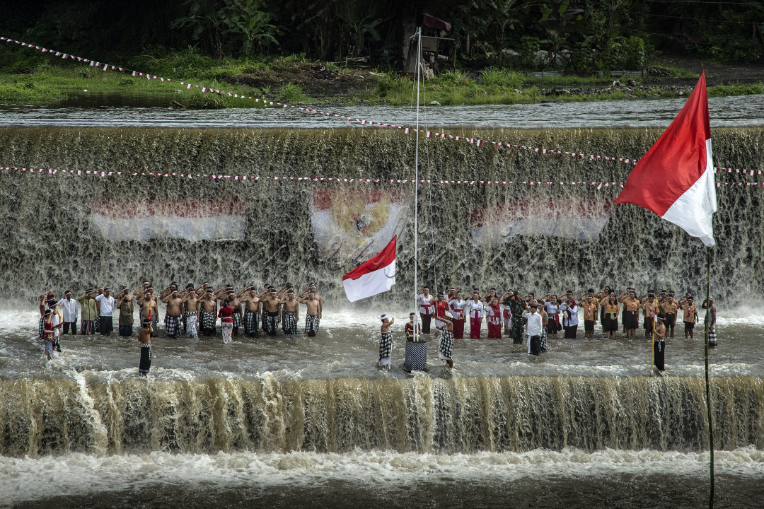 Indonesia adalah sebuah negara kepulauan yang sangat luas yang memiliki beragam agama, adat istiadat dan alam yang indahi....Hari Kemerdekaan Indonesia diperingati setiap tanggal 17 Agustus yang biasanya diadakan Upacara Bendera...di Daerah Klungkung ada sebuah Upacara Bendera yang Unik, dengan menyelanggarakan di Kali Unda yang begitu deras air yang mengalir tetapi dengan semangat yang merdeka membuat mereka tetap menjalani upacara bendera.Peserta upacara yang ikut serta dari berbagai agama hal ini menandai bahwa Indonesia negara Penuh Toleransi.