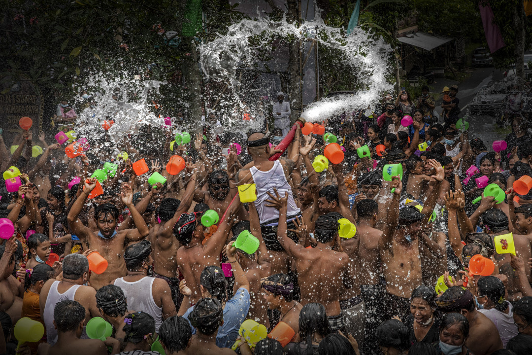 Perang Air Suwat berasal dari desa Suwat Gianyar Bali, yang dilaksanakan setiap awal Tahun yang. Perang air dimaknai masyarakat setempat sebagai upaya melawan energi buruk, Perang air/Siat Yeh yang disimbolkan dengan cara mengambil dan kemudian saling disiramkan ke tubuh, yang bertujuan agar dapat membersihkan diri dari hal hal negatif. Perang Air biasanya digelar di kawasan catus pata atau perempatan jalan desa.Mereka melaksanakannya dengan penuh semangat yang tinggi.