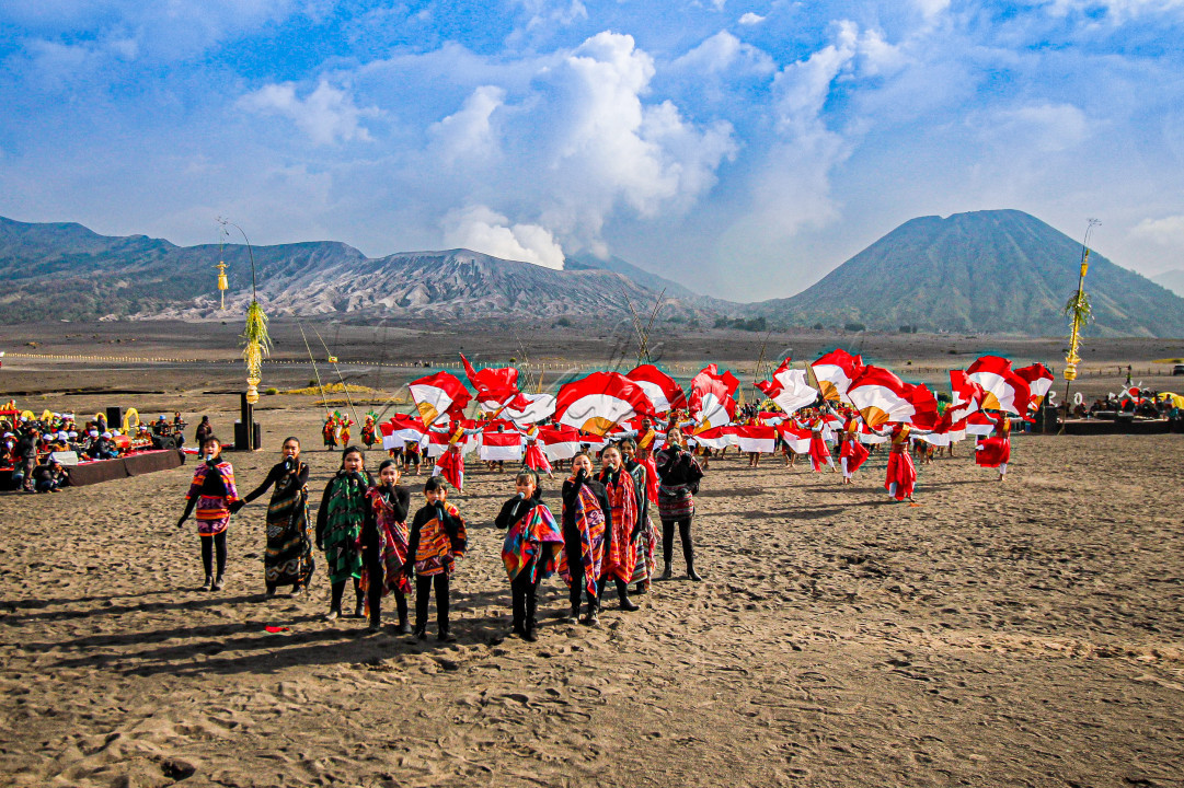  Eksotika Bromo bertema 'Ruwat Rawat Segoro Gunung' yang digelar di lautan pasir Gunung Bromo, Kabupaten Probolinggo, Jawa Timur akan melibatkan ratusan seniman pada 11-12 Juni 2022. Kegiatan rutin jelang Yadnya Kasada warga Tengger itu akan dimeriahkan oleh sekitar 700 orang personel terdiri atas penari profesional, penyanyi, musisi serta sastrawan. ratusan seniman tersebut akan bersatu padu memeriahkan Eksotika Bromo 2022 di lautan pasir kaki Gunung Bromo yang berada di Desa Ngadisari, Kecamatan Sukapura, Kabupaten Probolinggo.<br />
<br />
Tujuan Eksotika Bromo itu agar Bromo bisa menjadi platform seperti Bali, sehingga pihaknya menyediakan tempat dan fasilitas, kemudian para seniman datang sendiri untuk menampilkan sebuah tari. Nantinya pariwisata itu akan berlangsung mendaur ulang sendiri secara periodik. Bromo itu sebagai wadah saja dan kami akan membangun Bromo seperti Bali. Harapannya Eksotika Bromo bisa menjadi agenda rutin setiap menjelang Yadnya Kasada warga Suku Tengger, sehingga tidak hanya pariwisatanya saja yang dieksplorasi, tetapi kesenian dan budaya juga menjadi modal ekonomi kreatif warga Tengger.