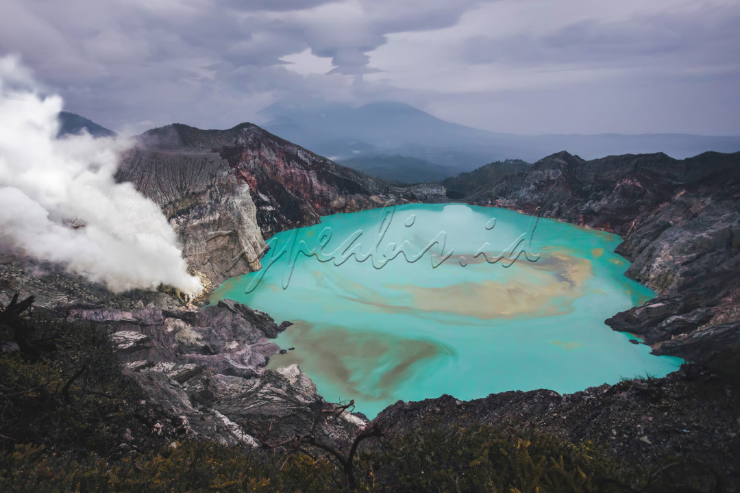 Wisata Kawah Ijen menjadi salah satu destinasi wisata alam yang menjadi bucket list banyak orang.
<div>Tempat wisata alam ini menyajikan pemandangan yang sangat indah sehingga tak hanya menarik wisatawan lokal, tapi juga mancanegara.</div>
<div>Kawah Ijen adalah sebuah wisata alam berupa danau asam yang warnanya hijau kebiruan dengan diameter sekitar 700 meter dan luas mencapai 5.466 hektar.</div>
<div>Kawah Ijen memiliki kedalaman hingga 200 meter dan volume danau bisa mencapai 36 juta meter kubik.</div>
<div>Danau ini terbentuk secara alami akibat letusan Gunung Ijen yang masih aktif hingga akhirnya membentuk lekukan besar dan menjadi sebuah danau.</div>