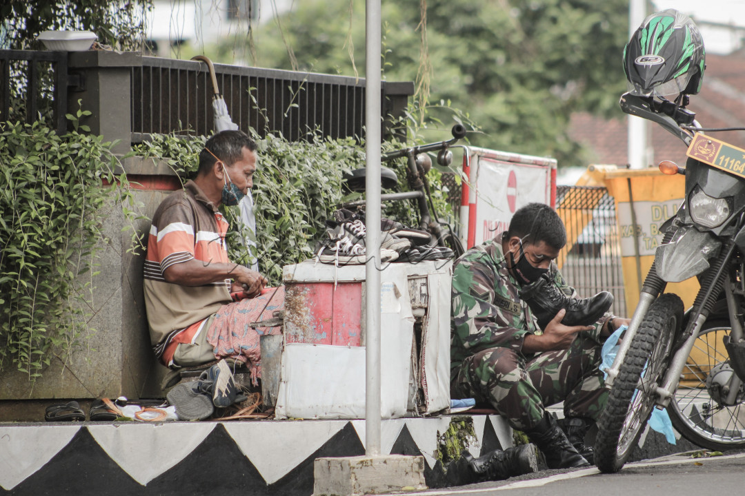 Indonesia bukan hanya ragam pada kebudayaan dan wilayahnya. Kesatuan merengkuh segala perbedaan dalam kungkung waktu untuk terus beriringan. Bersama mewujudkan negara yang damai dengan kekayaan yang dimilikinya. Dengan sumber daya manusia yang beragam dalam profesinya pula, melengkapi satu dengan yang lainnya.