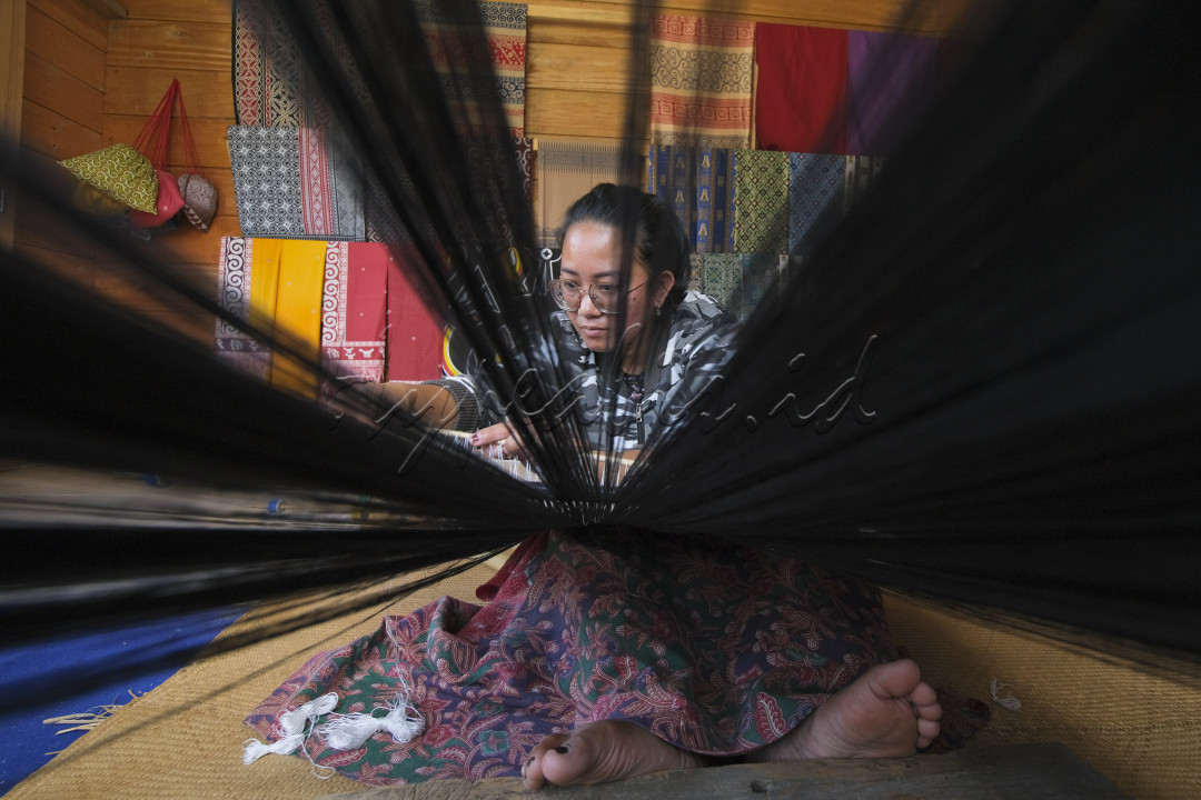 Tenun khas Toraja masih dibuat secara traditional dan diajarkan secara turun temurun, Tenun ini biasa dijadikan cindera mata bagi wisatawan yang datang berkunjung