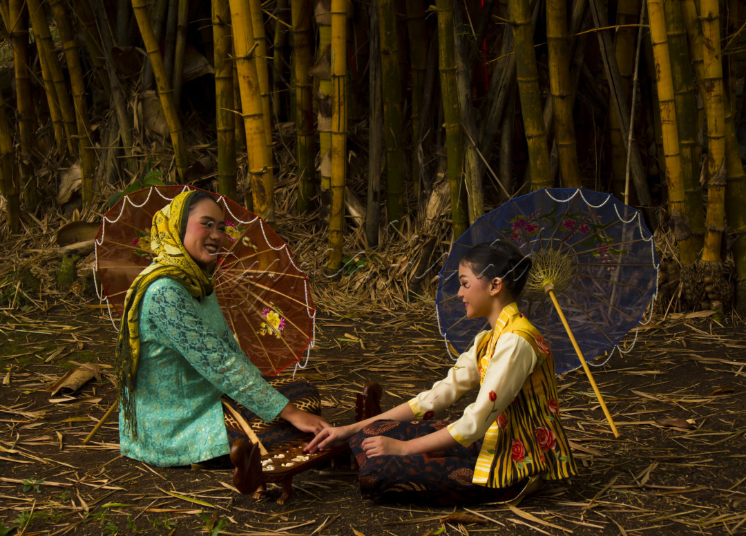 Congklak merupakan sebuah permainan tradisional yang berasal dari daerah Sumatra. permainan Congklak ini merupakan sebuah permainan tradisional yang menjadi warisan ciri khas budaya indonesia. permainan ini dapat di mainkan oleh anak-anak maupun dewasa. alat yang digunakan permainan ini sangatlah sederhana yaitu hanya perlu menyiapkan papan yang sudah dilubangi dan biasanya terdiri dari 7 lubang, 7 lubang ini menggambarkan sebuah filosofi hari dalam satu minggu. adapun alat selanjutnya yaitu sebuah biji-bijian atau batu kecil yang digunakan untuk memulai permainan congklak,