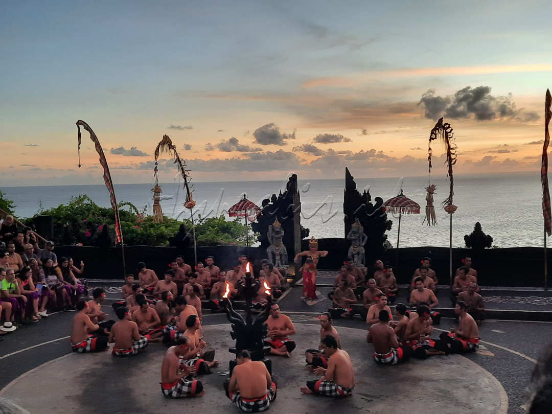 Tari kecak khas bali yang telah disaksikan oleh banyak orang hingga manca negara.